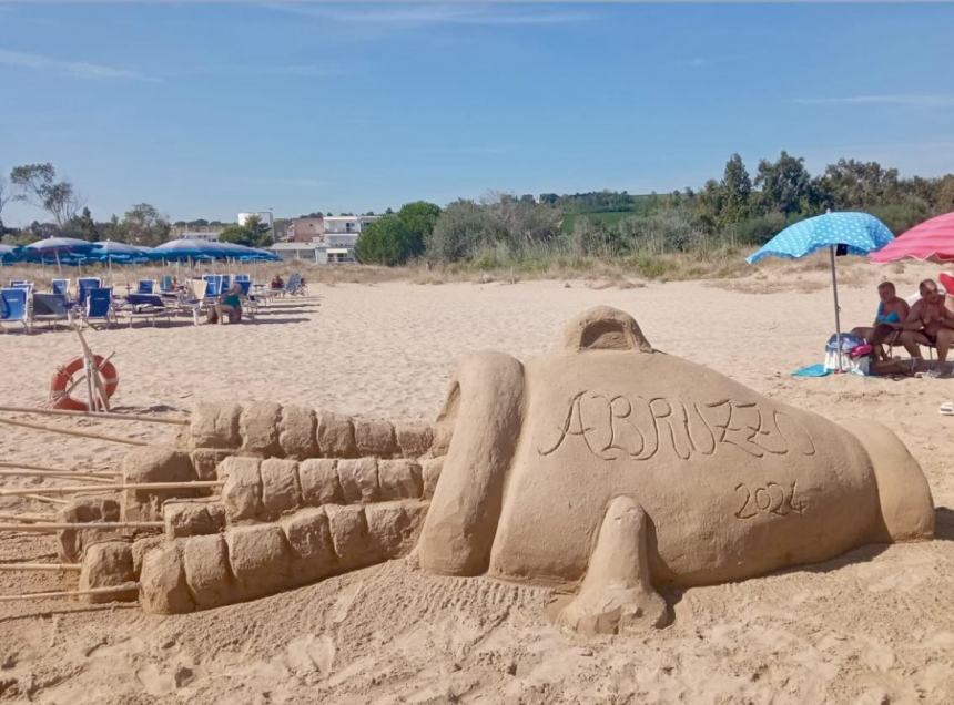 Gli arrosticini fanno impazzire i turisti, sulla spiaggia di Vasto la scultura di sabbia diventa virale