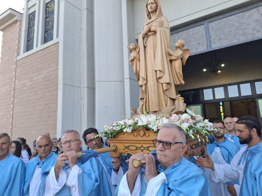 La statua della Madonna a Santa Maria degli Angeli in processione 