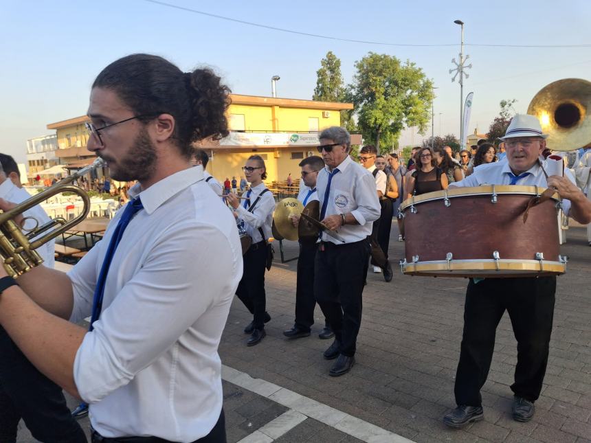 La statua della Madonna a Santa Maria degli Angeli in processione 