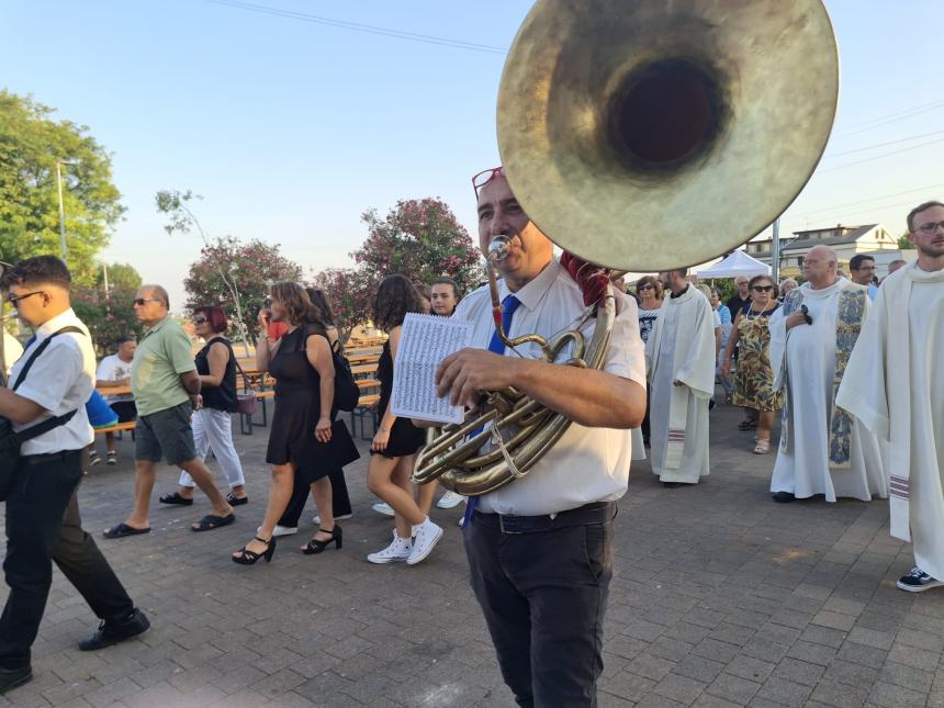 La statua della Madonna a Santa Maria degli Angeli in processione 