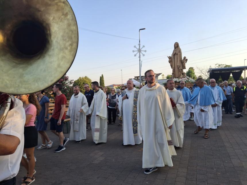 La statua della Madonna a Santa Maria degli Angeli in processione 