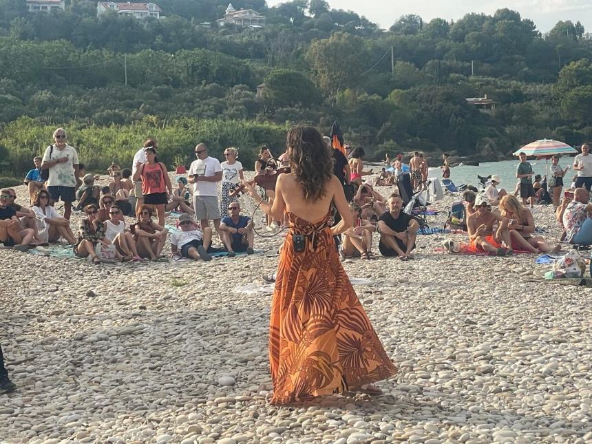 Emozioni con la musica di Anastasia e Max Padoan sulla spiaggia di San Nicola