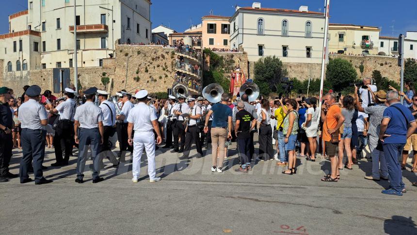 Sotto un cielo che brilla nell'acqua la processione a mare di San Basso