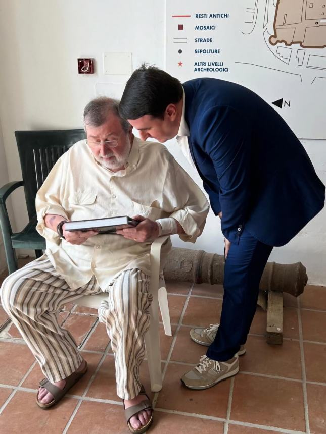 Visita a Palazzo d’Avalos per Francesco Guccini: “Un immenso piacere riceverlo”