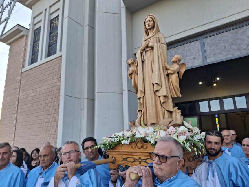 La statua della Madonna a Santa Maria degli Angeli in processione 