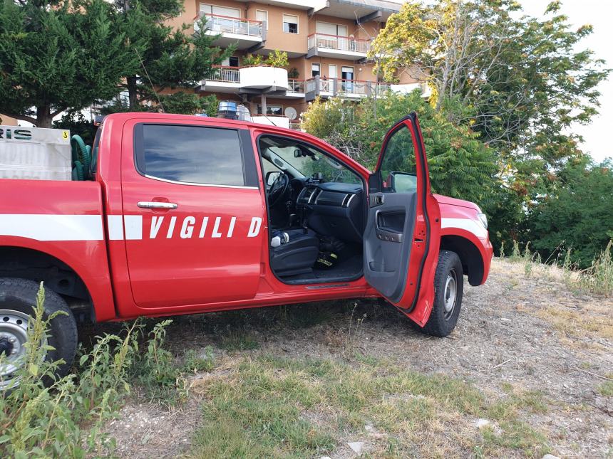 Fiamme sul costone tra via Rio Vivo e viale Marinai d'Italia 