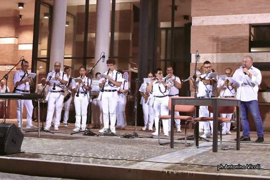 Trionfa la sansalvesità in piazza San Vitale con lo spettacolo dialettale “Di chi si lu feije?”