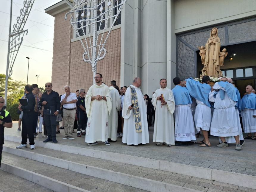 La statua della Madonna a Santa Maria degli Angeli in processione 