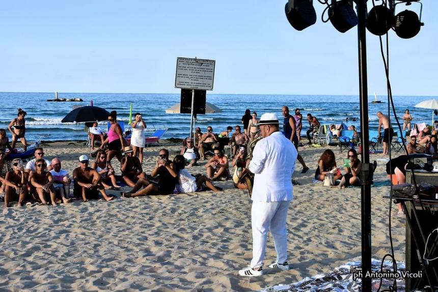 In tanti a San Salvo Marina per la magia del sax di Elpido Tornese al tramonto 