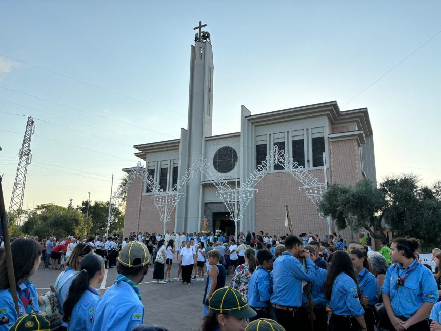 La statua della Madonna a Santa Maria degli Angeli in processione 