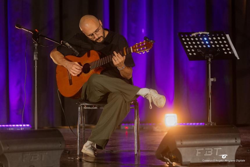 Sold out per la prima di “Musiche in cortile” con l’omaggio a Pino Daniele 