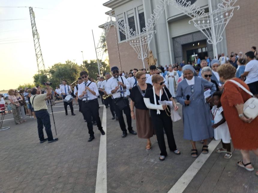 La statua della Madonna a Santa Maria degli Angeli in processione 