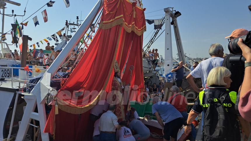 Sotto un cielo che brilla nell'acqua la processione a mare di San Basso