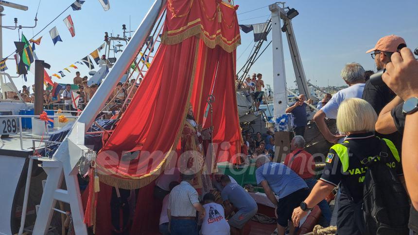 Sotto un cielo che brilla nell'acqua la processione a mare di San Basso