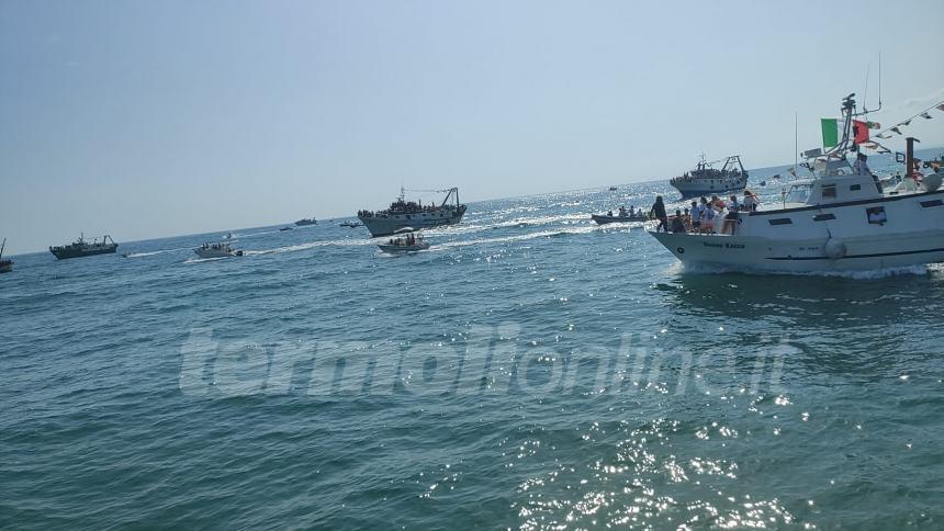 Sotto un cielo che brilla nell'acqua la processione a mare di San Basso