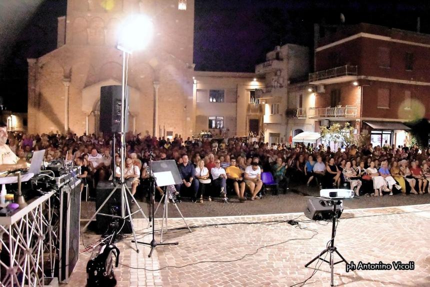 Trionfa la sansalvesità in piazza San Vitale con lo spettacolo dialettale “Di chi si lu feije?”