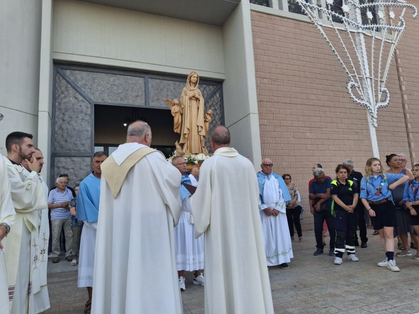 La statua della Madonna a Santa Maria degli Angeli in processione 