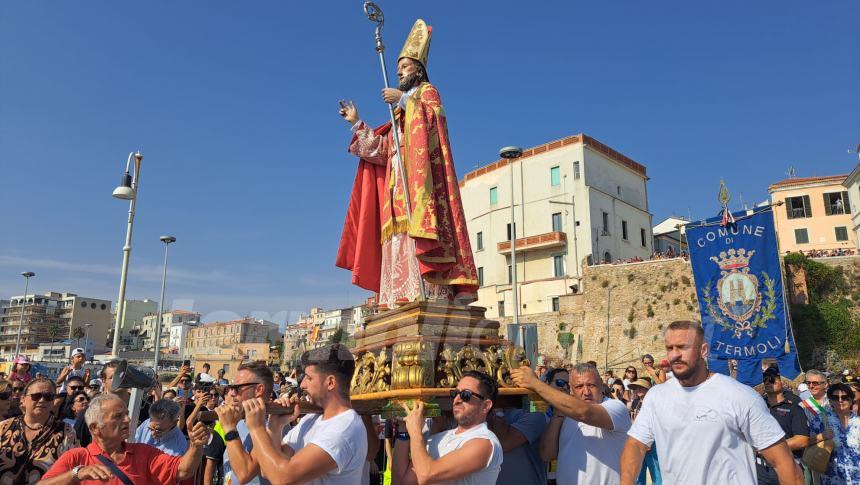 Sotto un cielo che brilla nell'acqua la processione a mare di San Basso