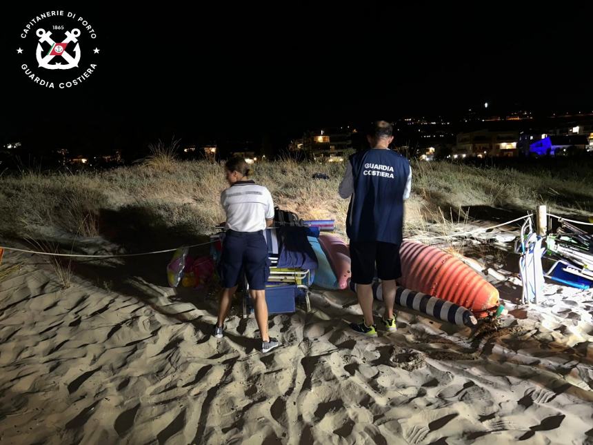 Blitz notturno sulla spiaggia: rimossi ombrelloni e sedie a sdraio  abusive