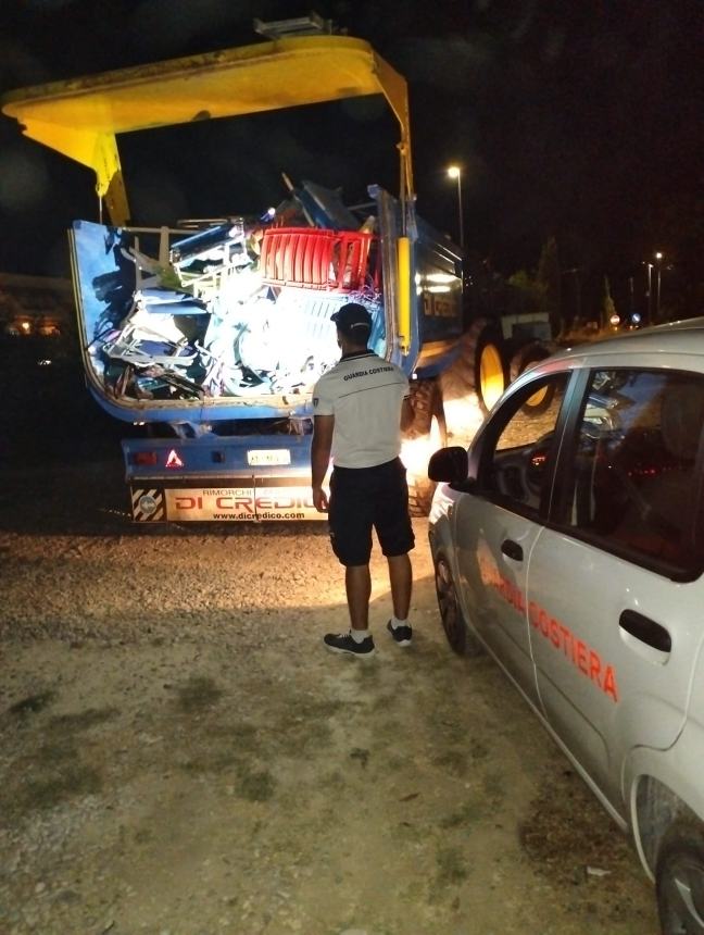 La Guardia Costiera rimuove ombrelloni e sdraio lasciati di notte in spiaggia