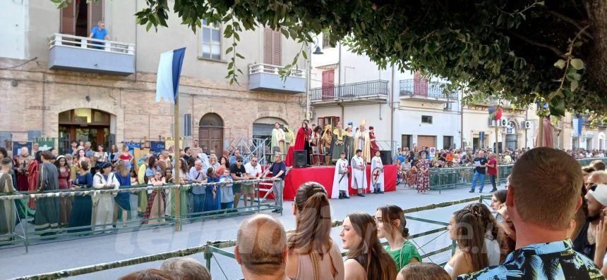 I colori della tradizione: il successo del Palio di San Nicola 