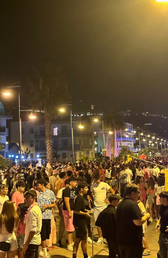 Vasto Marina si tinge di rosa: in migliaia sulla riviera per la “Notte delle Sirene”