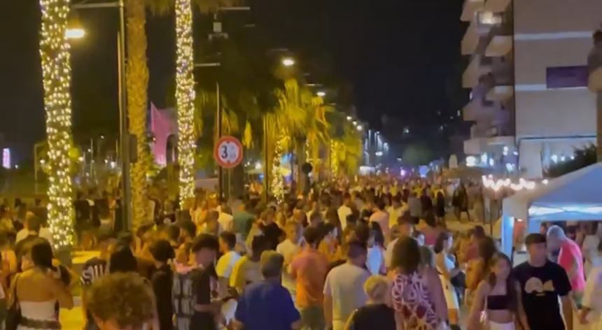 Vasto Marina si tinge di rosa: in migliaia sulla riviera per la “Notte delle Sirene”