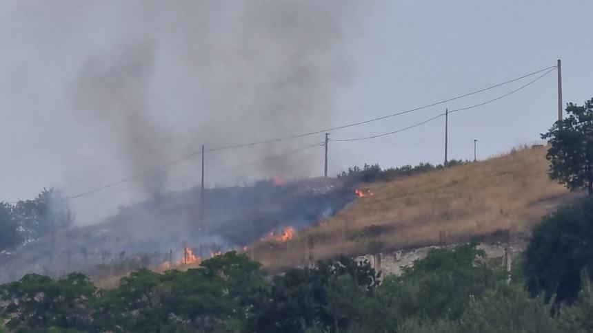 Fiamme a Ferragosto, incendio a ridosso del bosco Corundoli 