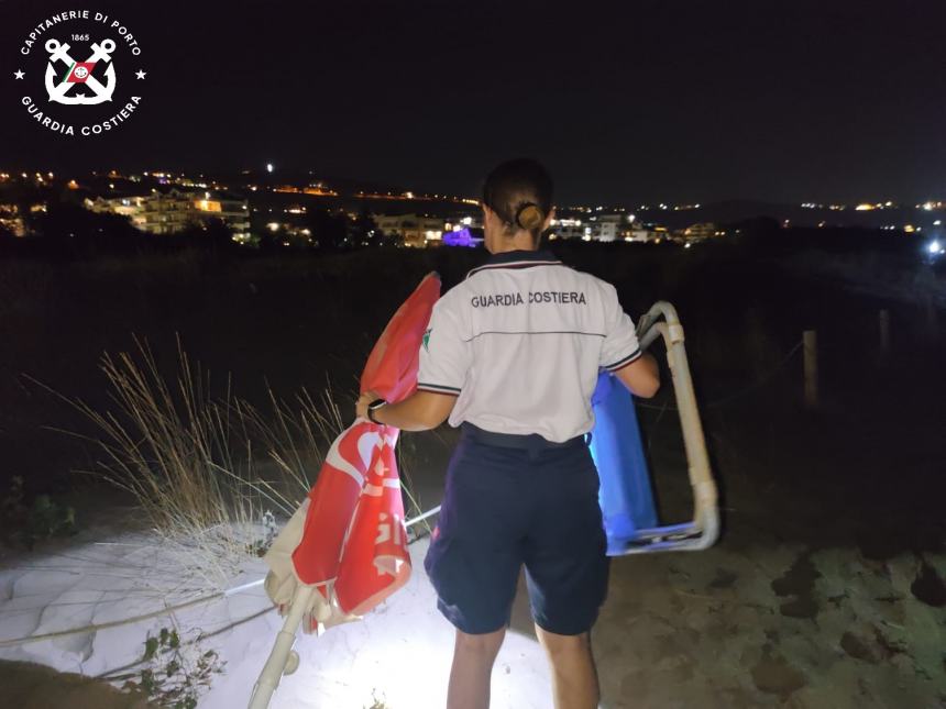 Blitz notturno sulla spiaggia: rimossi ombrelloni e sedie a sdraio  abusive