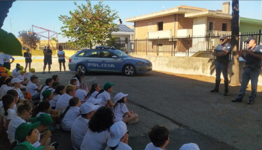 Polizia stradale incontra i ragazzi del campo estivo 