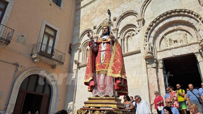 Sotto un cielo che brilla nell'acqua la processione a mare di San Basso