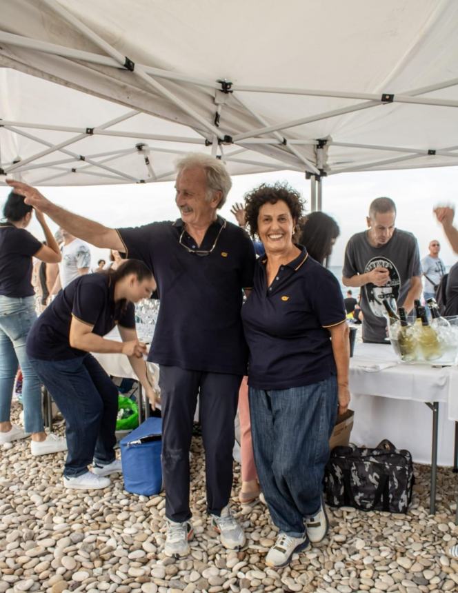 Emozioni con la musica di Anastasia e Max Padoan sulla spiaggia di San Nicola