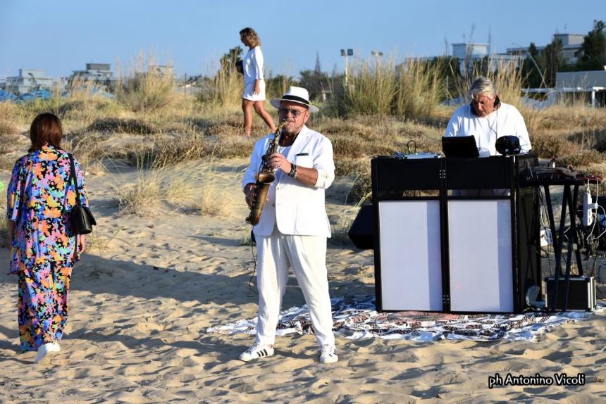 In tanti a San Salvo Marina per la magia del sax di Elpido Tornese al tramonto 