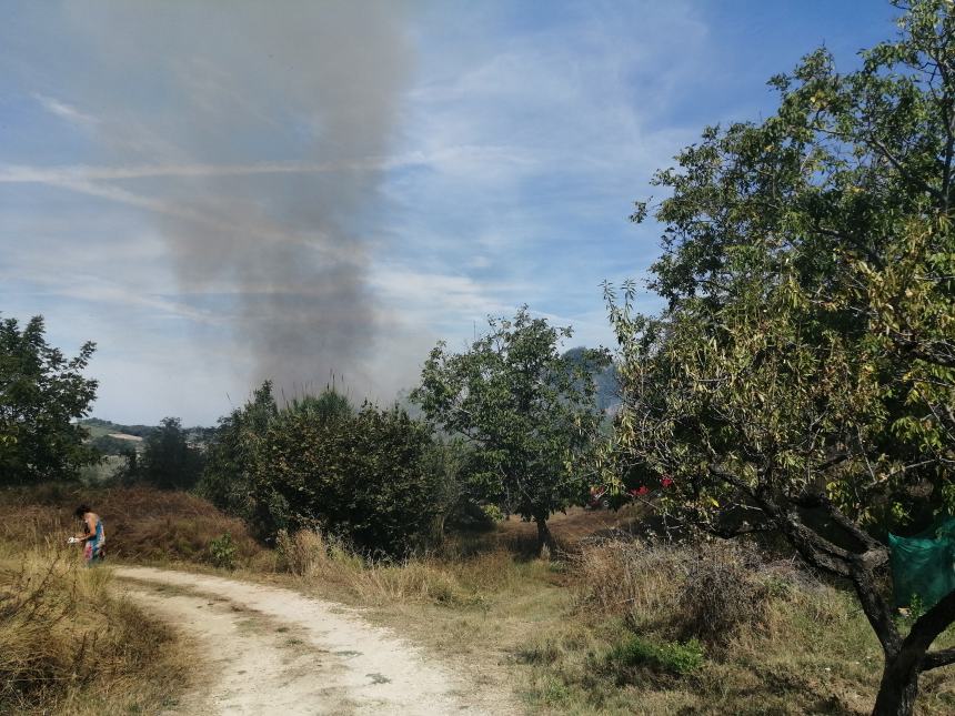 Incendio a Sant'Antonio Abate, intervengono i vigili del fuoco 