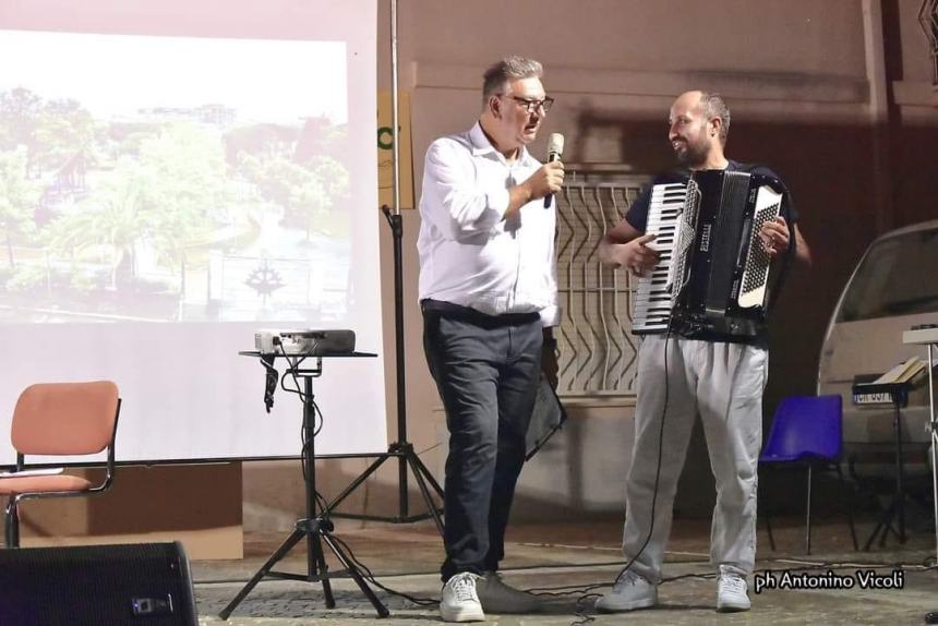 Trionfa la sansalvesità in piazza San Vitale con lo spettacolo dialettale “Di chi si lu feije?”