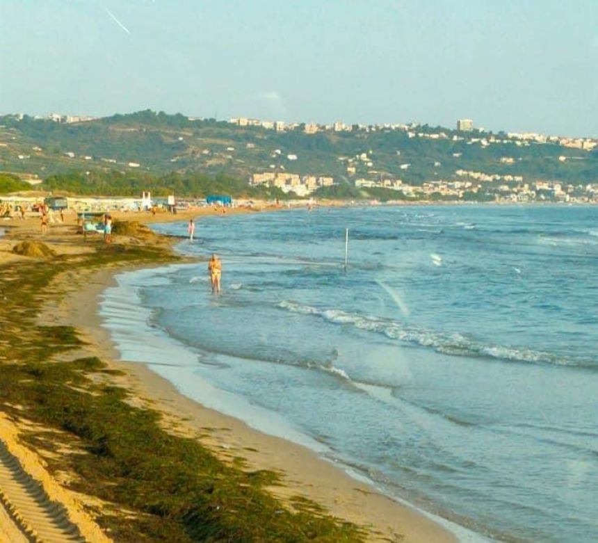 Alghe e “rifiuti di Ferragosto”: pronta la pulizia straordinaria del litorale di San Salvo