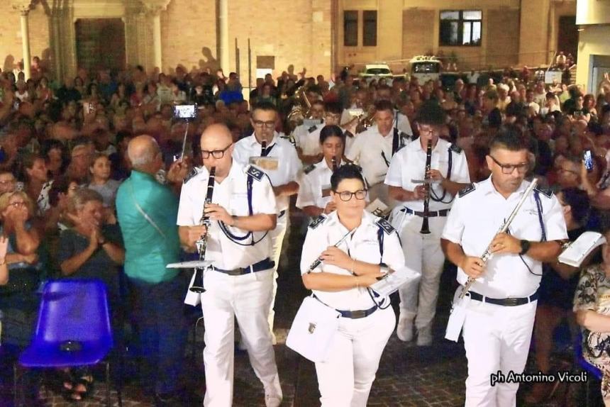 Trionfa la sansalvesità in piazza San Vitale con lo spettacolo dialettale “Di chi si lu feije?”