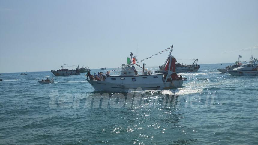 Sotto un cielo che brilla nell'acqua la processione a mare di San Basso