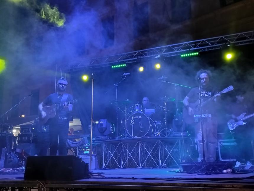 Con le canzoni di Vasco Rossi i “Senza Resa” infiammano Piazza Umberto I di Monteodorisio