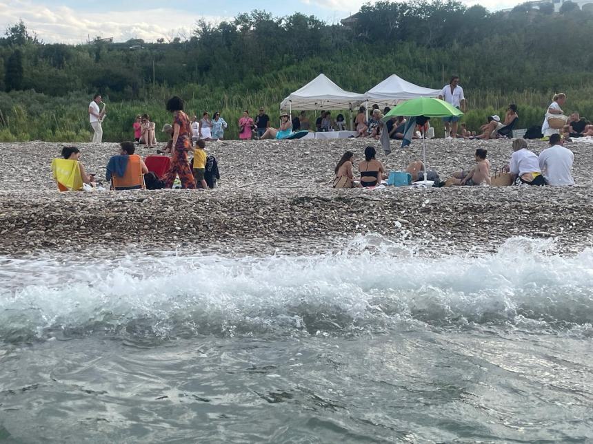 Emozioni con la musica di Anastasia e Max Padoan sulla spiaggia di San Nicola