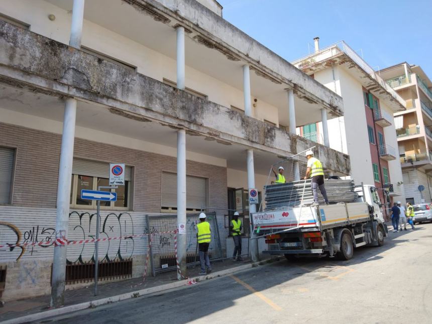 Ex sede dell'Istituto Commerciale,  al via i lavori pre demolizione