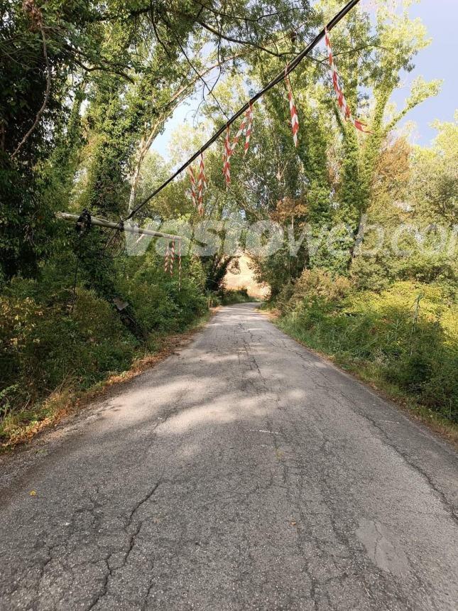 “A Casalbordino palo spezzato e cavo telefonico pendente, fate attenzione”