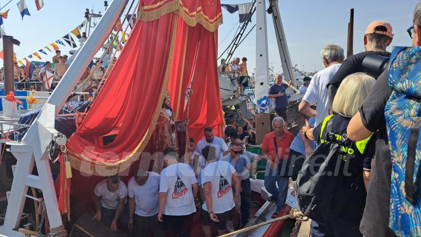 Sotto un cielo che brilla nell'acqua la processione a mare di San Basso