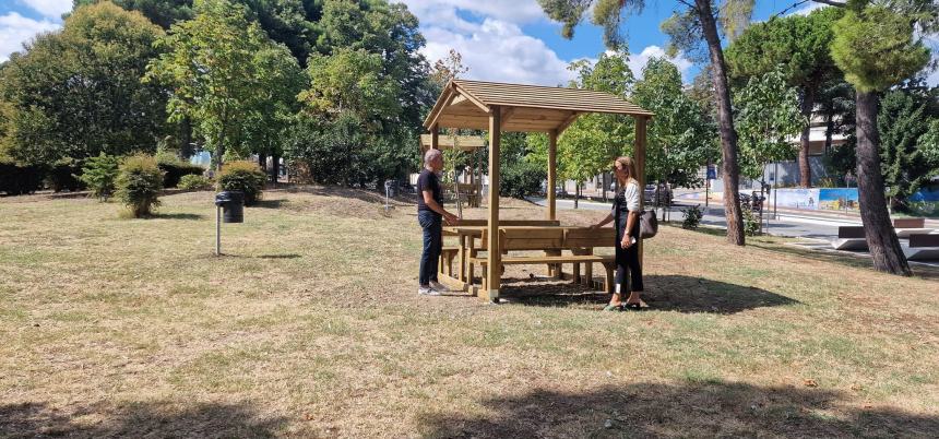 La villa comunale di San Salvo cambia look: posizionati i nuovi arredi 