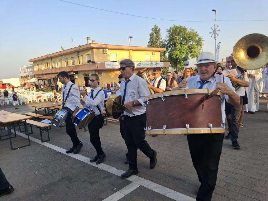 La statua della Madonna a Santa Maria degli Angeli in processione 