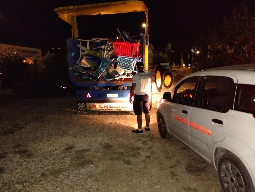 La Guardia Costiera rimuove ombrelloni e sdraio lasciati di notte in spiaggia