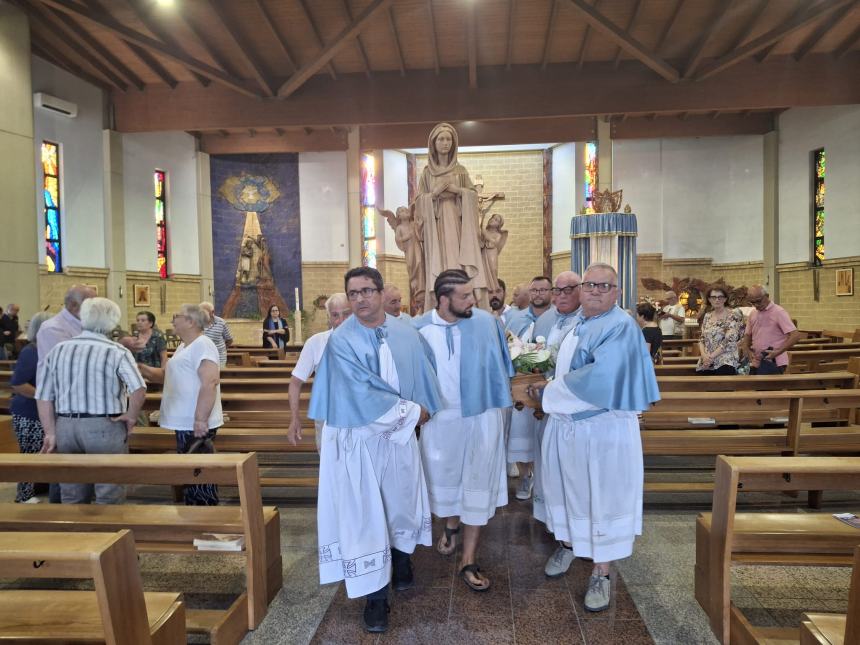 La statua della Madonna a Santa Maria degli Angeli in processione 