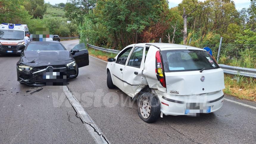 Scontro tra due auto sulla Sp181, un ferito al San Pio