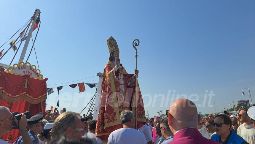 Sotto un cielo che brilla nell'acqua la processione a mare di San Basso