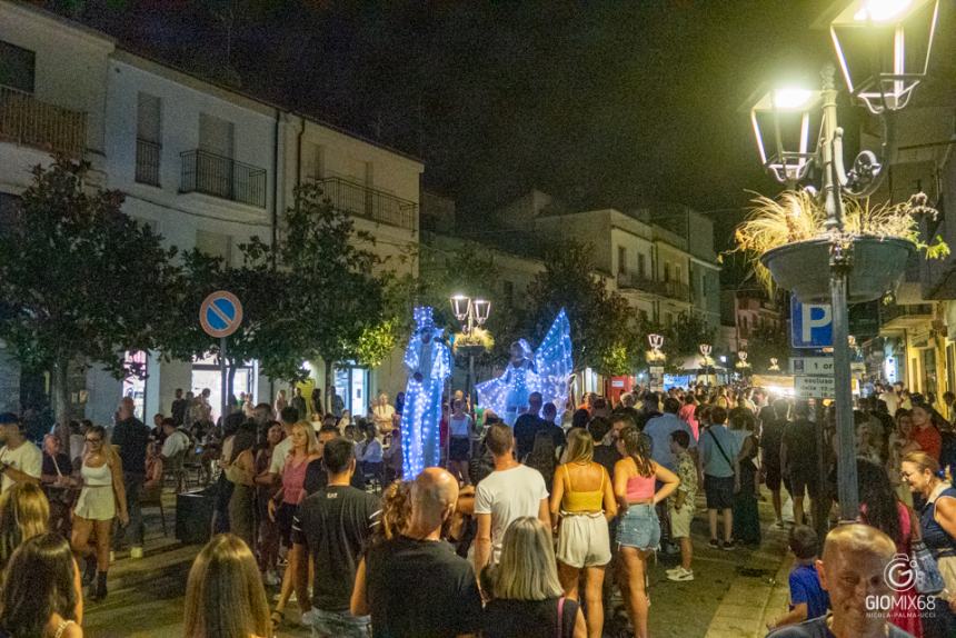 Vincenzo Olivieri, Min & Mal e artisti di strada: in migliaia a San Salvo per “Nottambula”